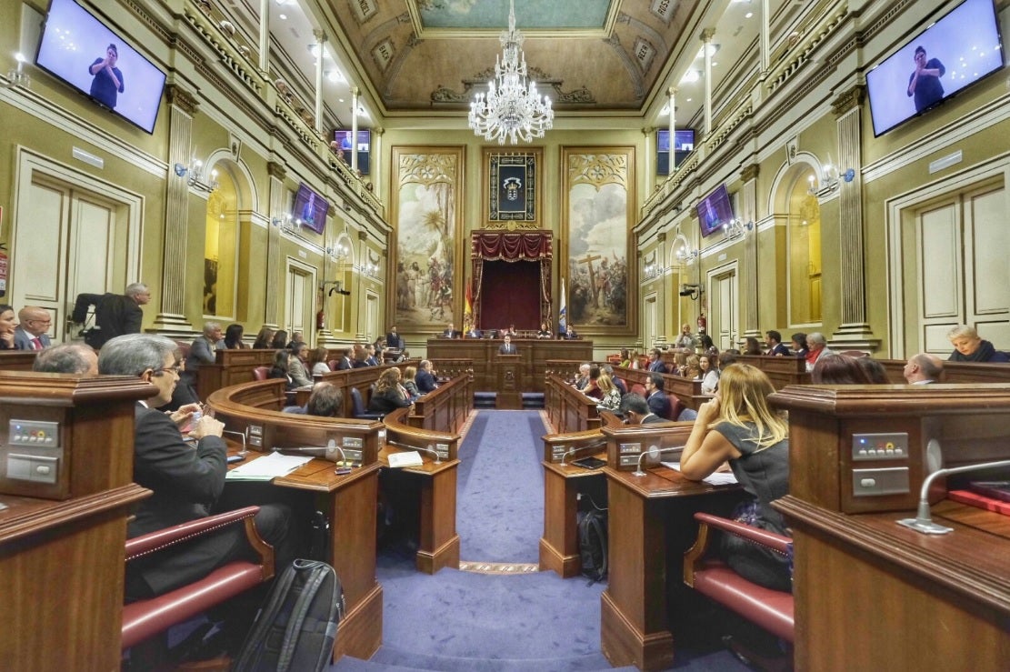 Diecisiete candidaturas optan a entrar en el Parlamento de Canarias Diecisiete candidaturas optan a entrar en el Parlamento de Canarias