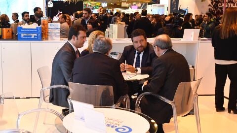 Moliner en una reuni&oacute;n en Fitur.