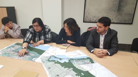 Los concejales de C's Elche Eva Mar&iacute;a Crisol y David Caballero con vecinos de La Marina. 