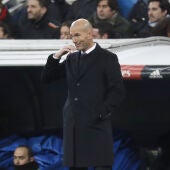 Zinedine Zidane, con cara de circunstancias en la banda