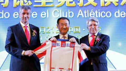 Miguel &Aacute;ngel Gil y Enrique Cerezo, junto a Wang Jianlin
