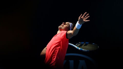 David Ferrer se dispone a sacar ante Escobedo