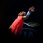David Ferrer se dispone a sacar ante Escobedo
