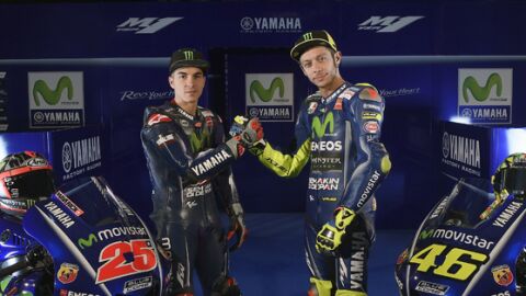 Maverick Vi&ntilde;ales y Valentino Rossi, junto a la nueva Yamaha