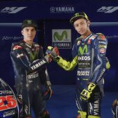 Maverick Viñales y Valentino Rossi, junto a la nueva Yamaha