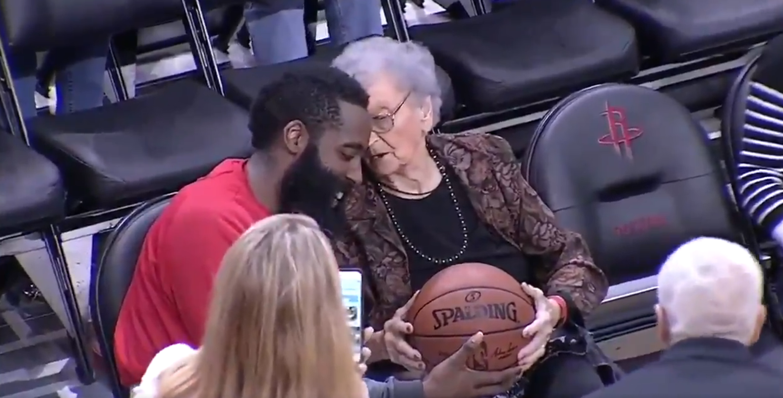 El momento más tierno de la NBA: James Harden le regala un balón a un mujer que celebraba su 100 cumpleaños El momento más tierno de la NBA: James Harden le regala un balón a un mujer que celebraba su 100 cumpleaños