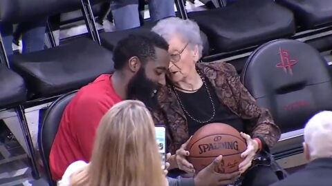James Harden, regal&aacute;ndole el bal&oacute;n a una fan de los Rockets de 100 a&ntilde;os