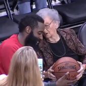 James Harden, regalándole el balón a una fan de los Rockets de 100 años