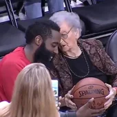 James Harden, regalándole el balón a una fan de los Rockets de 100 años James Harden, regalándole el balón a una fan de los Rockets de 100 años