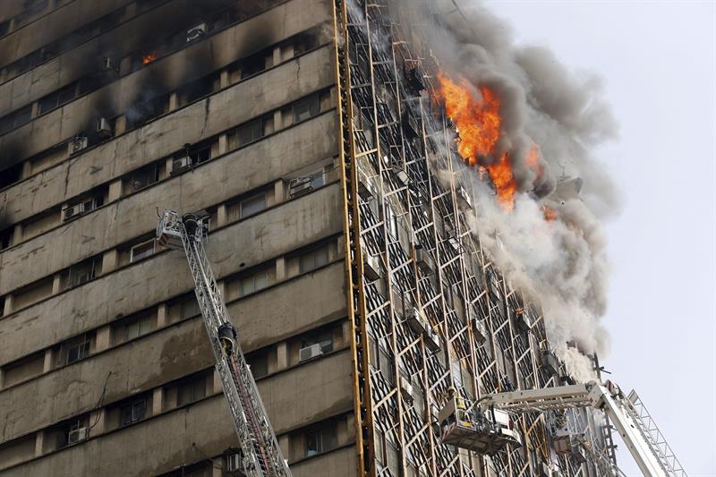 Al menos 20 muertos por el derrumbe de un edificio en el centro de Teherán Al menos 20 muertos por el derrumbe de un edificio en el centro de Teherán