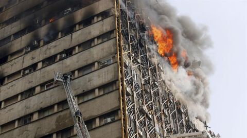 Un edificio de 17 plantas se derrumba en Teher&aacute;n tras un incendio