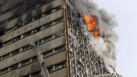 Un edificio de 17 plantas se derrumba en Teherán tras un incendio Un edificio de 17 plantas se derrumba en Teherán tras un incendio