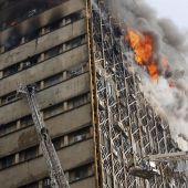 Un edificio de 17 plantas se derrumba en Teherán tras un incendio