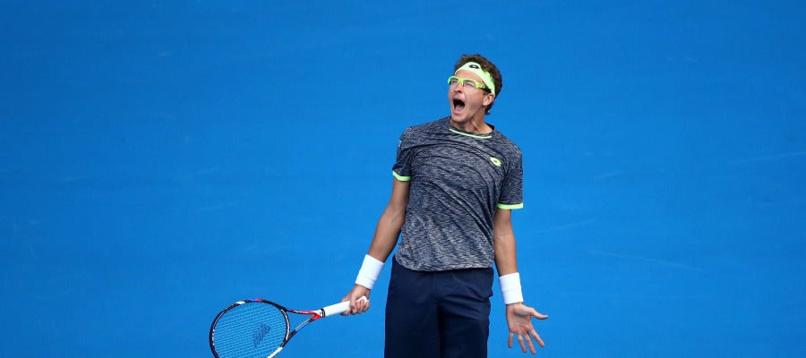 Denis Istomin celebra su victoria sobre Novak Djokovic Denis Istomin celebra su victoria sobre Novak Djokovic