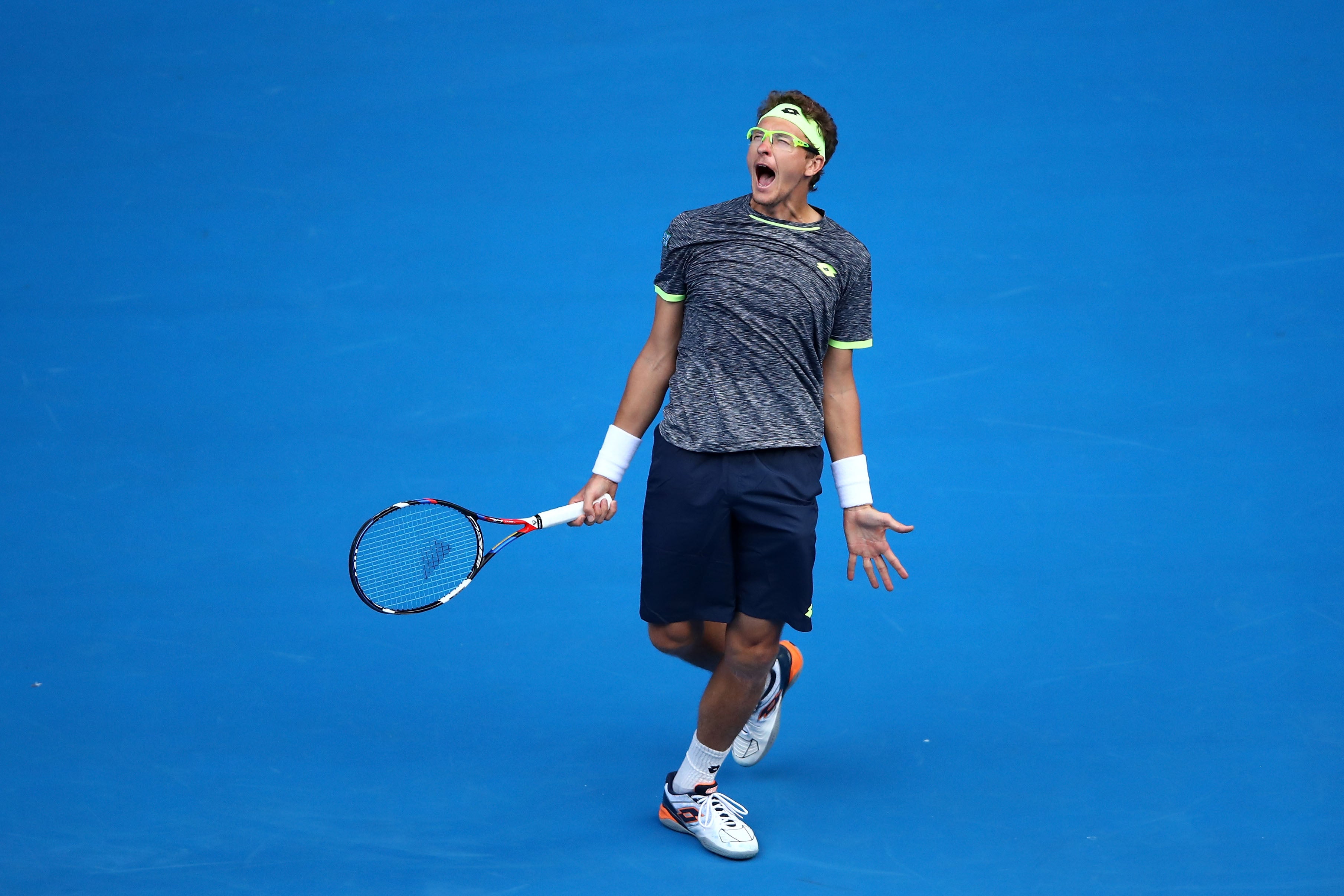 Denis Istomin, el uzbeko de gafas fosforitas entrenado por su madre que eliminó a Djokovic Denis Istomin, el uzbeko de gafas fosforitas entrenado por su madre que eliminó a Djokovic