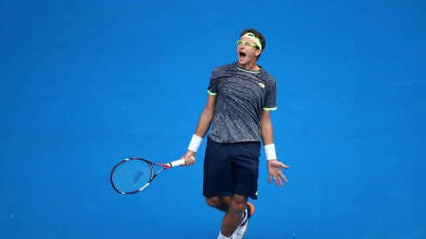 Denis Istomin celebra su victoria sobre Novak Djokovic