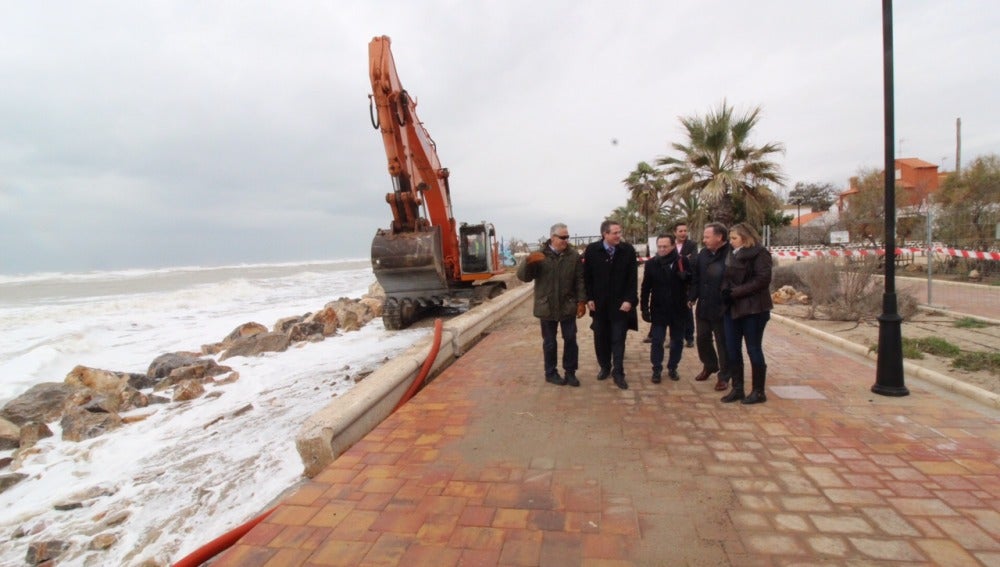 Moragues, ha visitado, esta mañana, el paseo marítimo de Almenara, uno de los más afectados por el temporal de diciembre.