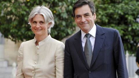 Penelope Fillon junto a su marido Fran&ccedil;ois Fillon, ex primer ministro conservador franc&eacute;s