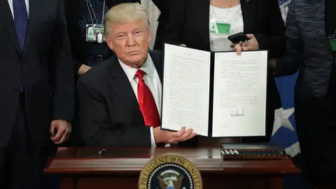 Donald Trump firma el decreto de construcción del muro de México Donald Trump firma el decreto de construcción del muro de México
