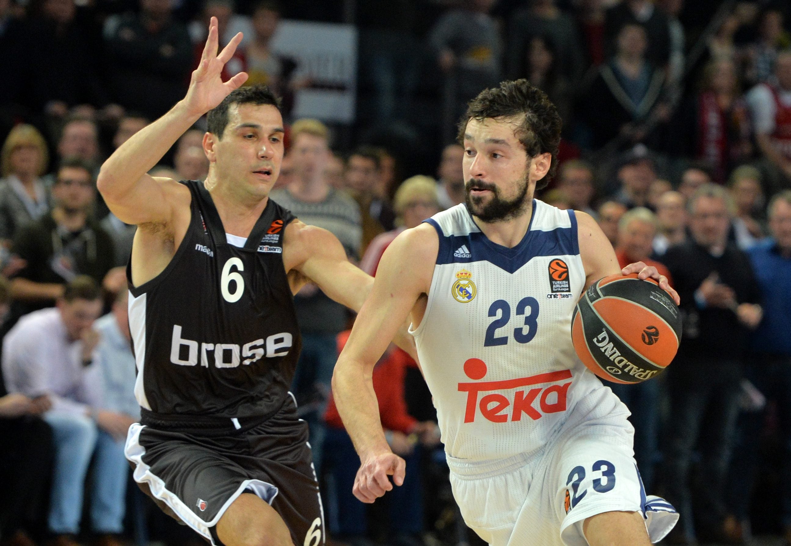 Llull coloca al Real Madrid como nuevo líder de la Euroliga con otro triple sobre la bocina Llull coloca al Real Madrid como nuevo líder de la Euroliga con otro triple sobre la bocina