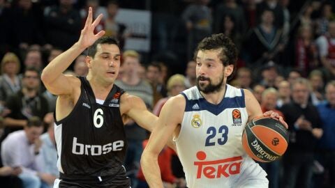 Sergio Llull, en acci&oacute;n ante Nikolaos Zisis