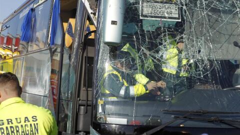Estado en que ha quedado el autob&uacute;s escolar que ha volcado esta ma&ntilde;ana en la carretera M-506 en Fuenlabrada