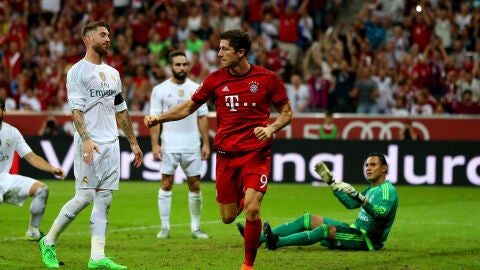 Lewandowski celebra un tanto frente al Real Madrid