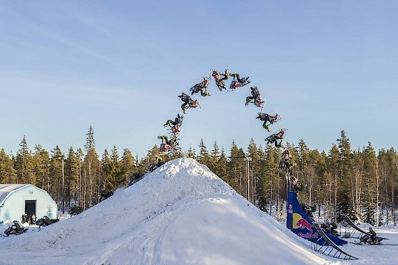 Daniel Bodin, el primer hombre en realizar un doble salto mortal con una moto de nieve Daniel Bodin, el primer hombre en realizar un doble salto mortal con una moto de nieve