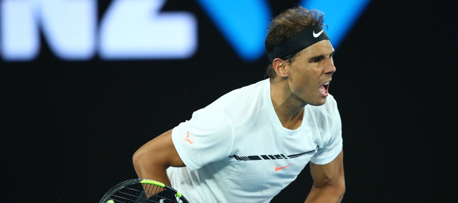 Rafa Nadal golpea la bola durante un partido del Open de Australia Rafa Nadal golpea la bola durante un partido del Open de Australia