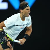 Rafa Nadal golpea la bola durante un partido del Open de Australia