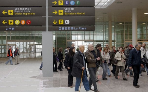 Cataluña tutela a dos niñas vietnamitas indocumentadas que pasaron varios días en el aeropuerto Cataluña tutela a dos niñas vietnamitas indocumentadas que pasaron varios días en el aeropuerto