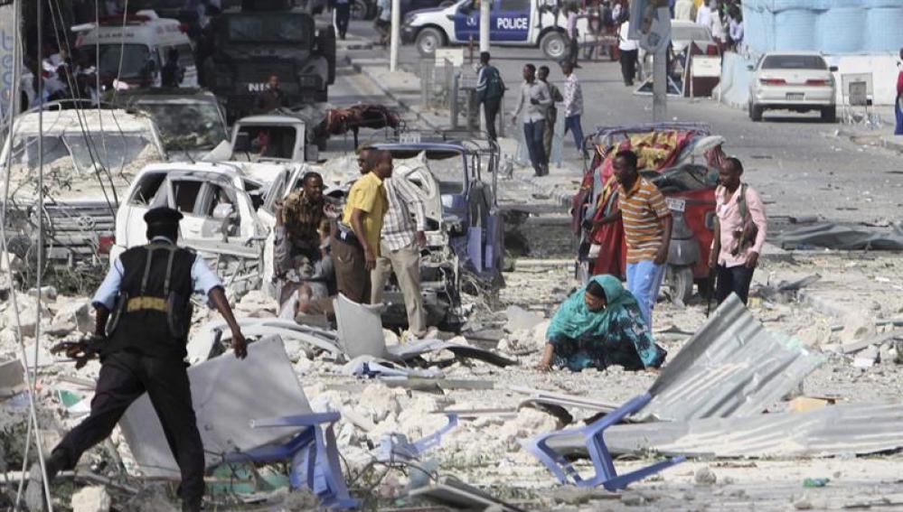 Un hombre herido recibe ayuda tras un atentado en el Hotel Dayah cerca del Parlamento en Mogadiscio (Somalia) 