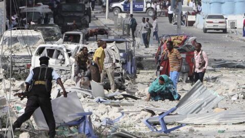 Un hombre herido recibe ayuda tras un atentado en el Hotel Dayah cerca del Parlamento en Mogadiscio (Somalia) 