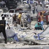 Un hombre herido recibe ayuda tras un atentado en el Hotel Dayah cerca del Parlamento en Mogadiscio (Somalia) 