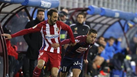 Juanfran pelea por un bal&oacute;n ante Rub&eacute;n Pe&ntilde;a