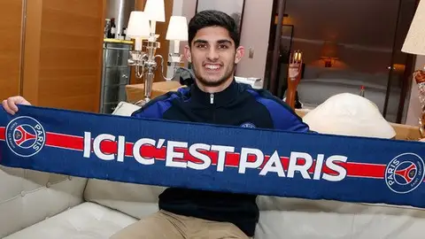 Gonçalo Guedes posa con la bufanda de su nuevo equipo Gonçalo Guedes posa con la bufanda de su nuevo equipo