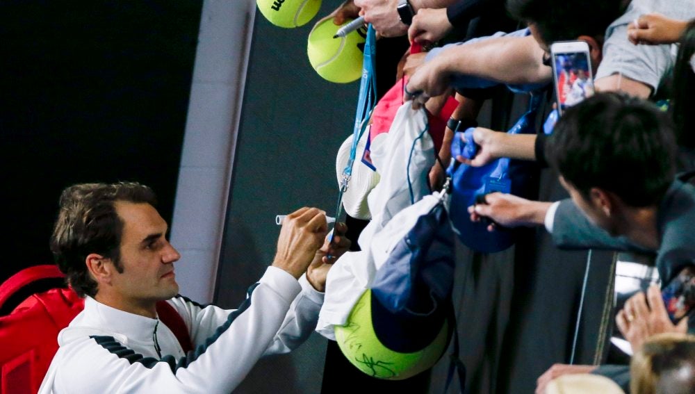 Federer, firmando autógrafos en Australia