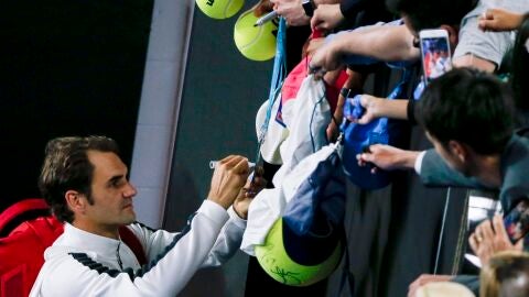 Federer, firmando aut&oacute;grafos en Australia