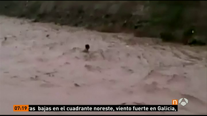 Un hombre sobrevive tras ser arrastrado por un torrente de agua en Perú Un hombre sobrevive tras ser arrastrado por un torrente de agua en Perú