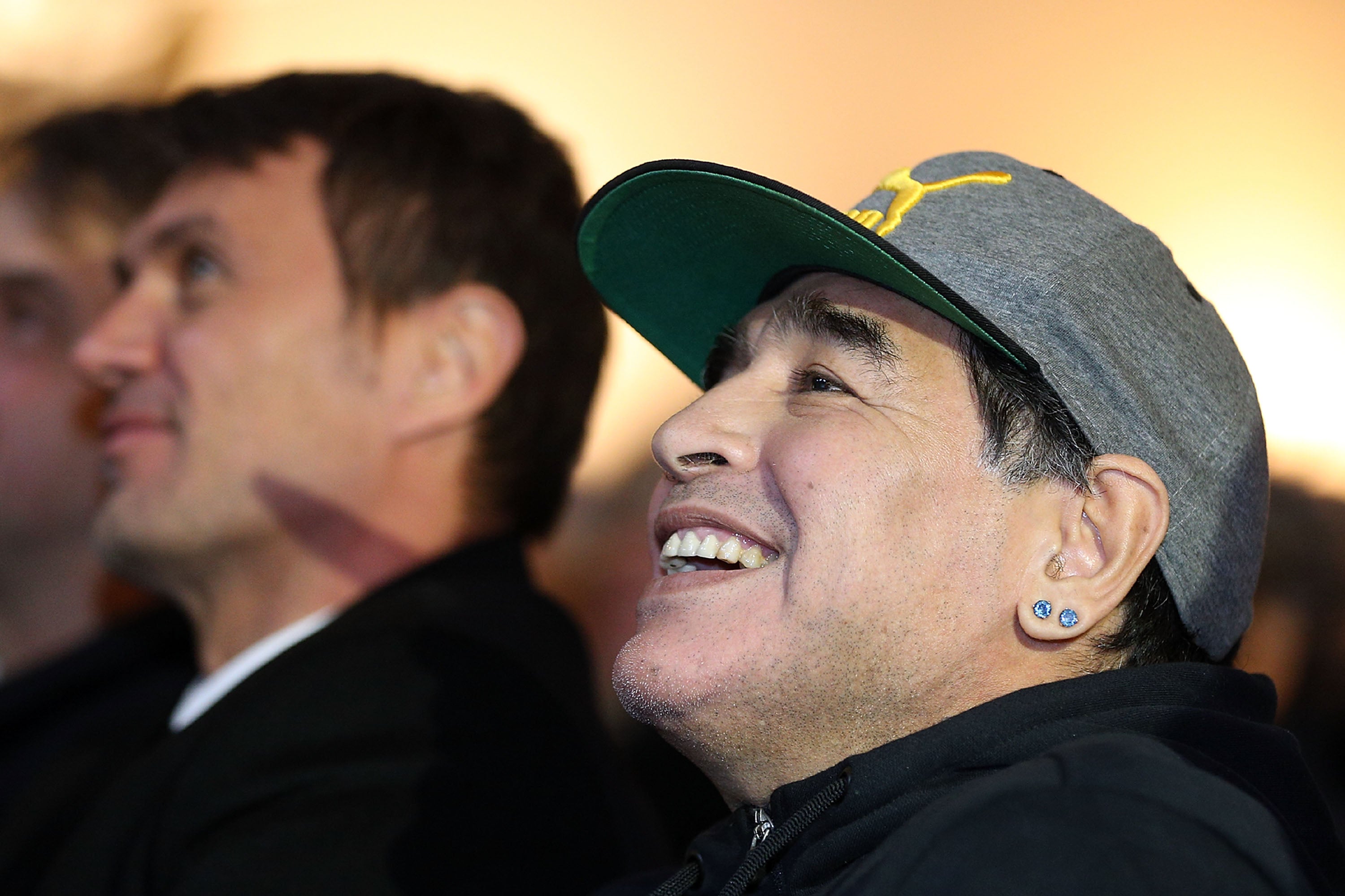 Maradona confiesa que empezó a tomar drogas durante su etapa en Barcelona: "Si hubiera seguido de esa forma, habría muerto" Maradona confiesa que empezó a tomar drogas durante su etapa en Barcelona: "Si hubiera seguido de esa forma, habría muerto"