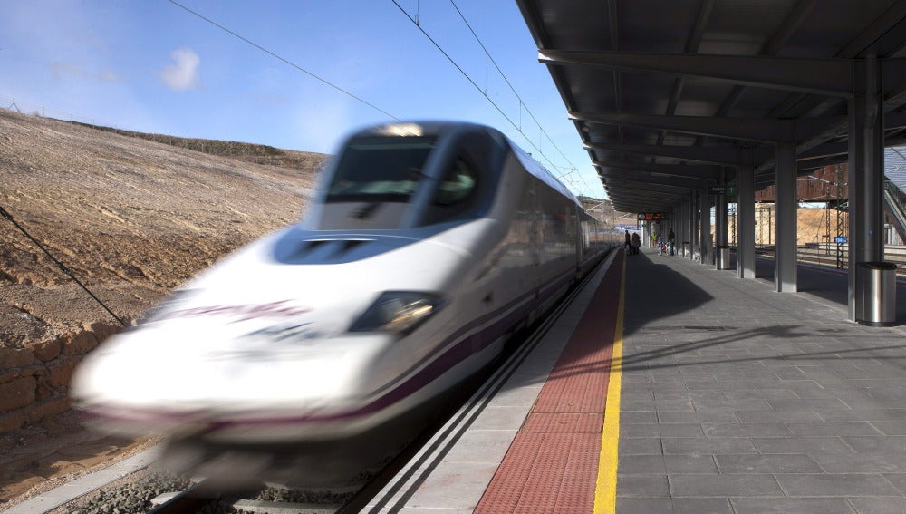 Tren de AVE a su paso por Cuenca
