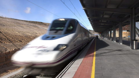 Tren de AVE a su paso por la estación del AVE "Cuenca Fernando Zóbel" Tren de AVE a su paso por la estación del AVE "Cuenca Fernando Zóbel"