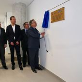 El ministro del Interior descubre la placa de inauguración de la oficina de Tráfico de Elche.