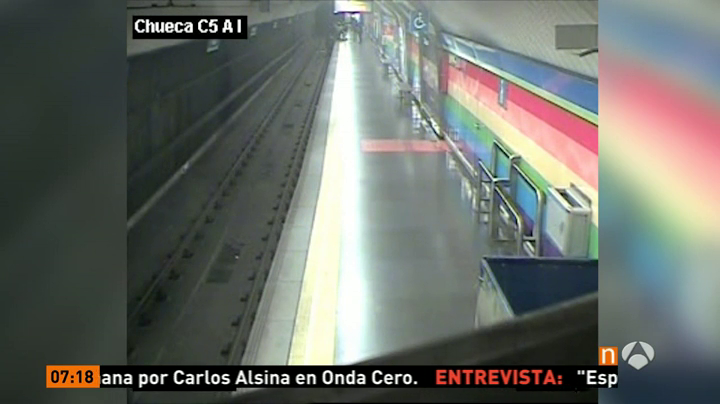 Un policía fuera de servicio salva la vida a un hombre que cayó inconsciente en las vías del metro de Madrid Un policía fuera de servicio salva la vida a un hombre que cayó inconsciente en las vías del metro de Madrid