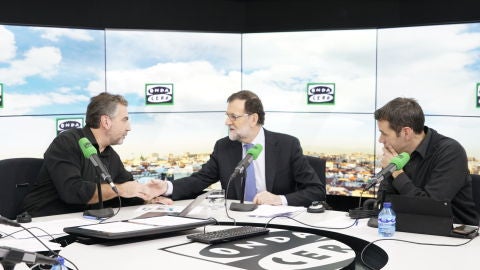 Mariano Rajoy, antes de comenzar su entrevista con Carlos Alsina en 'M&aacute;s de Uno'