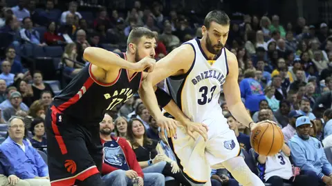Marc Gasol bota el balón ante la defensa de los Toronto Raptors Marc Gasol bota el balón ante la defensa de los Toronto Raptors