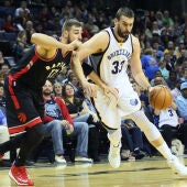 Marc Gasol bota el balón ante la defensa de los Toronto Raptors