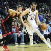 Marc Gasol bota el balón ante la defensa de los Toronto Raptors Marc Gasol bota el balón ante la defensa de los Toronto Raptors