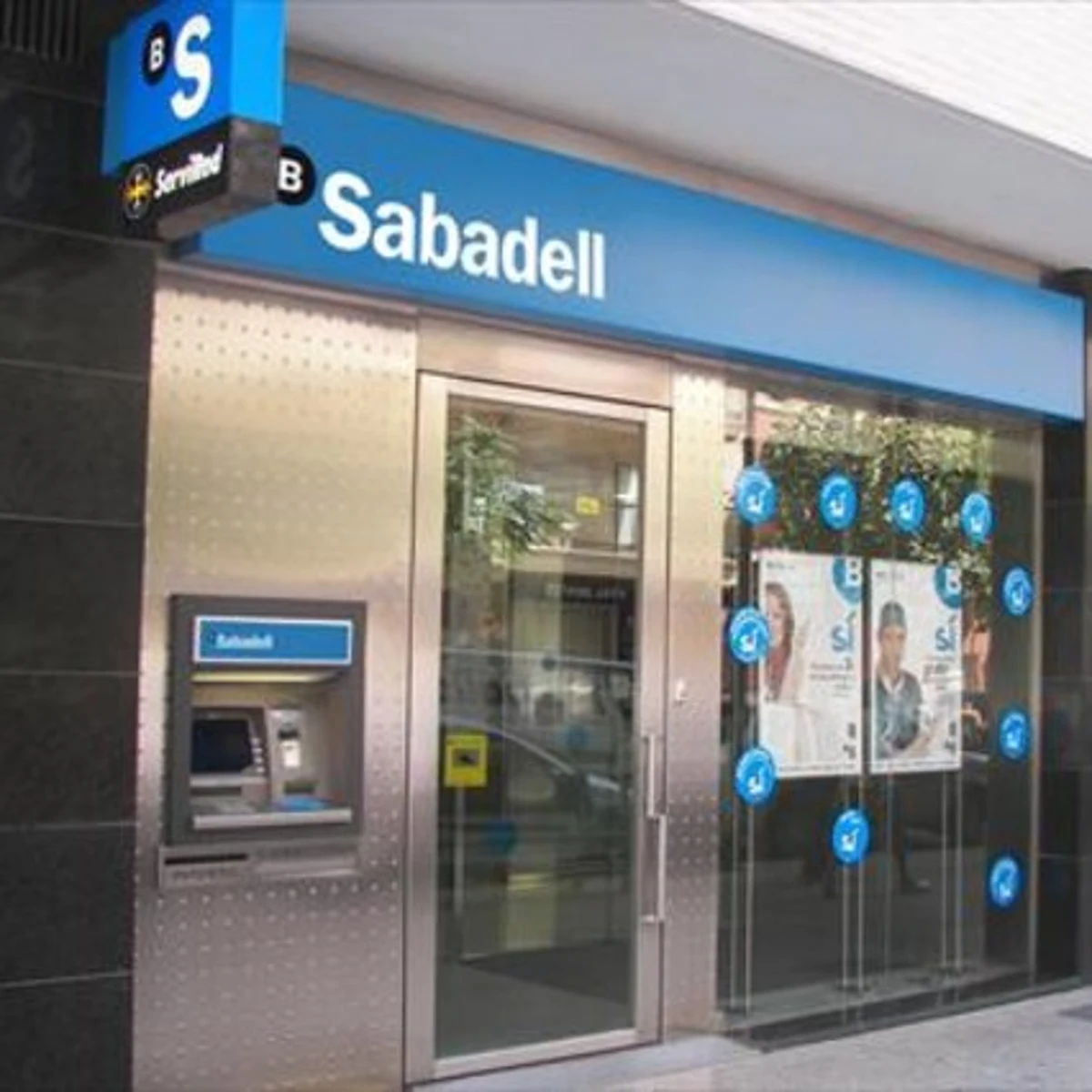 vecino Muñeco de peluche Fuera de servicio Banco Sabadell ganó 710 millones de beneficio en 2016 tras dotaciones  extraordinarias por cláusulas suelo | Onda Cero Radio