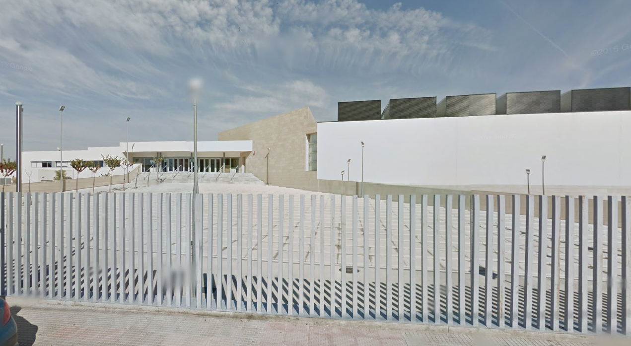 Uno de los compañeros del detenido en Villena: "Entró pegando a gente como un loco y a uno le clavó el cuchillo en la espalda" Uno de los compañeros del detenido en Villena: "Entró pegando a gente como un loco y a uno le clavó el cuchillo en la espalda"